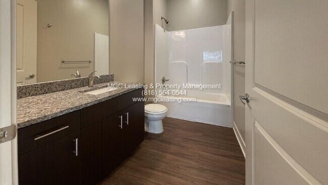 Building Photo - 2 Bedroom Luxury Apartment in the Northland of KCMO