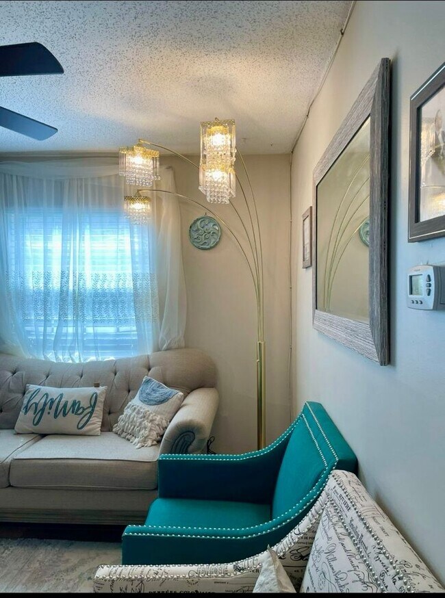 Building Photo - Knoxville 37912 - 4 Month Lease! 2 bedroom...