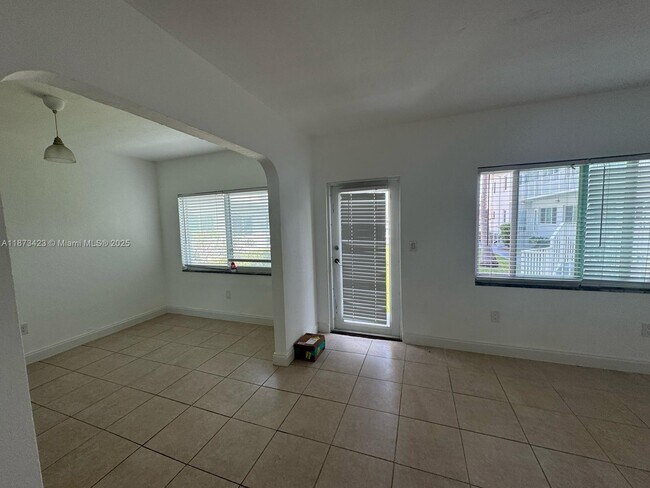 Building Photo - 7207 Bay Dr