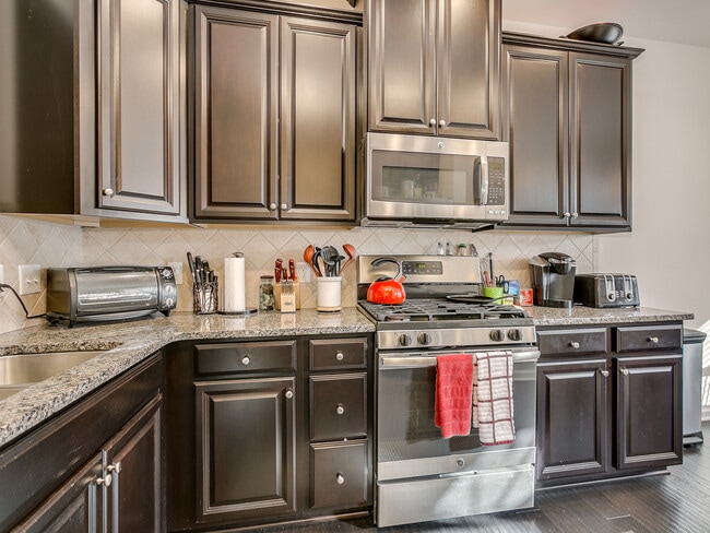 Building Photo - Lovely 3 Bedroom 2.5 Bath Townhouse, Easy ...