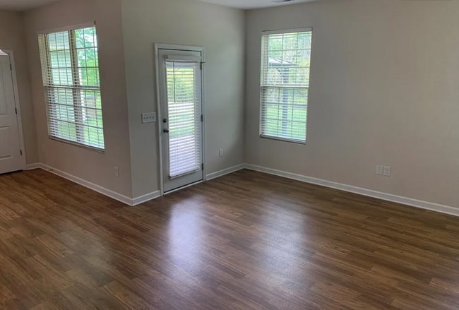 Building Photo - Spacious 5 Bedroom, 3 bath home in Greensb...