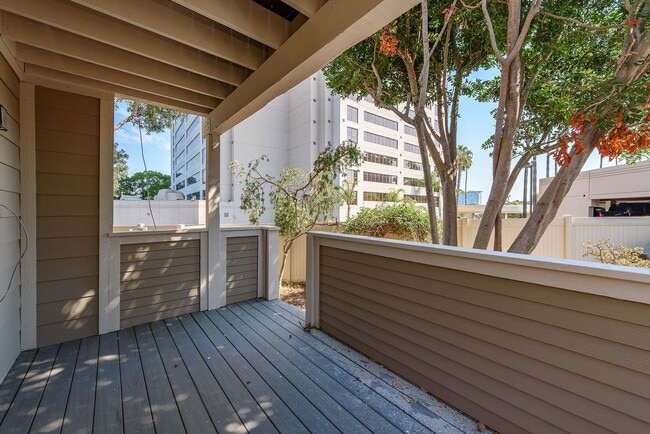 Building Photo - Convenient, Spacious Townhome for Rent in ...