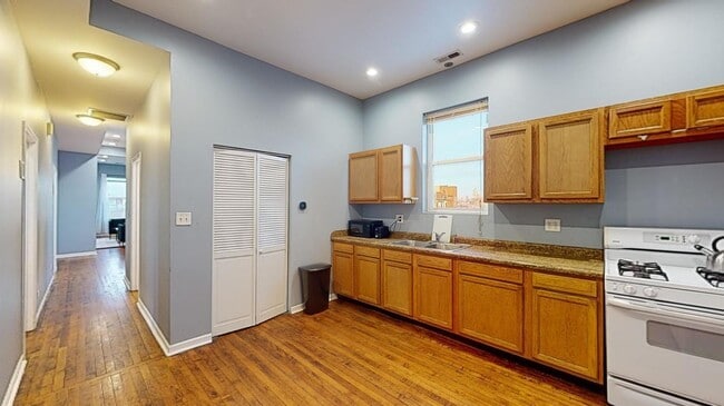 Building Photo - 1945 W Cermak Rd