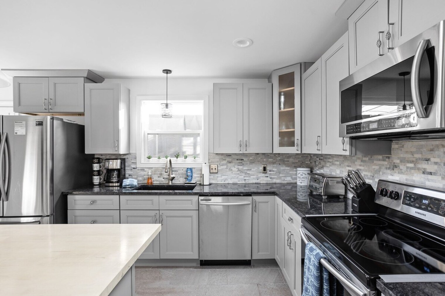 Building Photo - 325 Sanders St