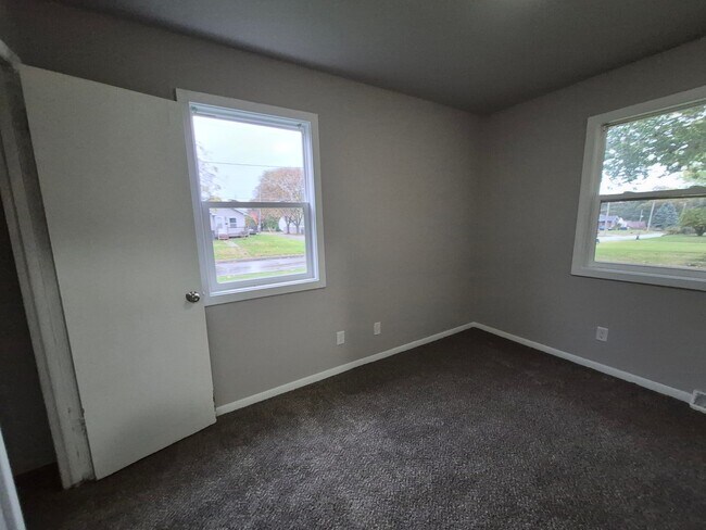 Building Photo - 3 Bedroom home with shed on corner lot ava...