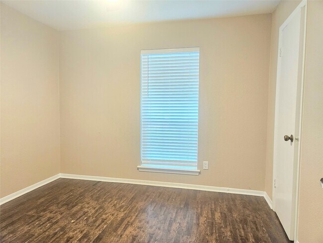 Building Photo - 4231 Southchase Ln