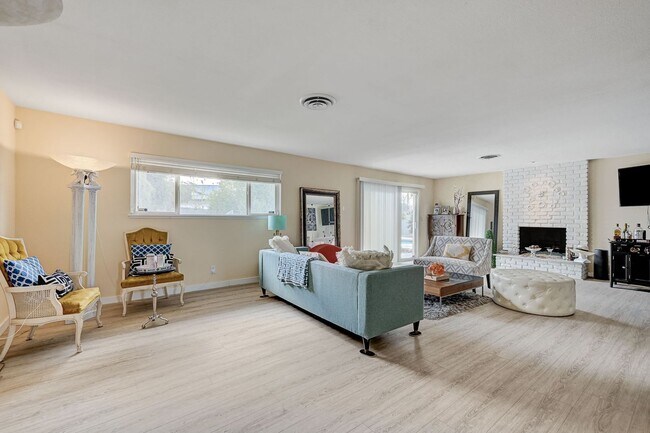 Building Photo - Stunning Vintage Vegas Pool Home on almost...