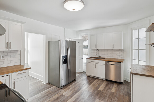 Kitchen & Lower Level Basement w/2nd Laundry - 2878 Kimmel St