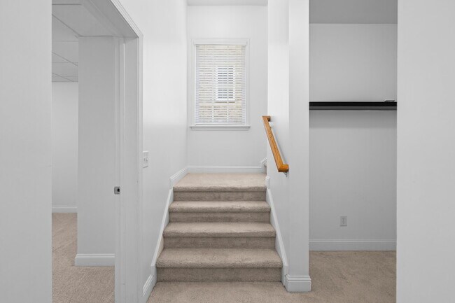 Building Photo - 312 Creekbank Way SE