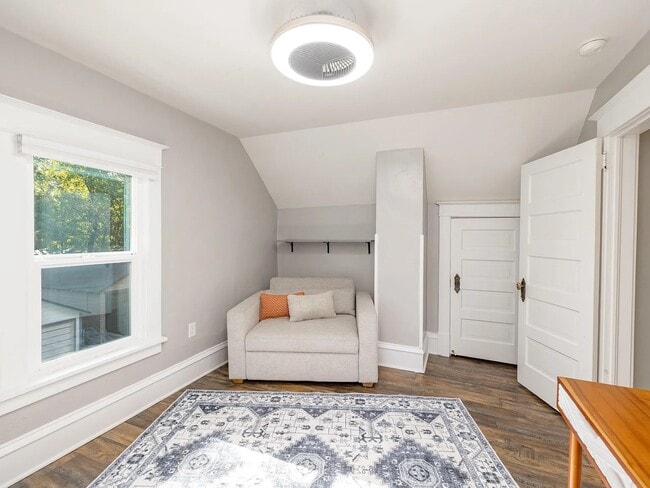 Building Photo - 423 W 17th Ave