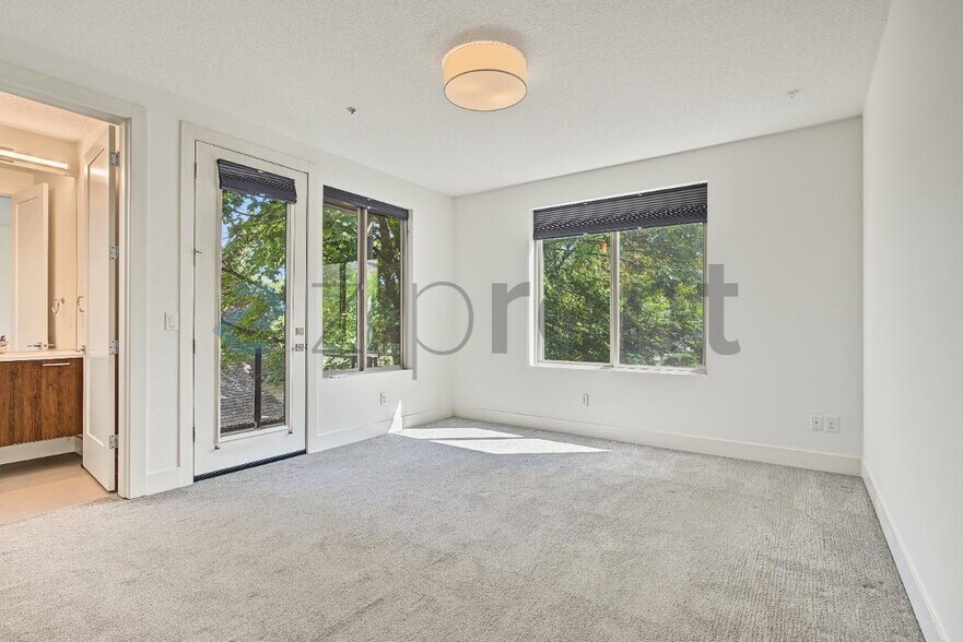 Building Photo - Unit D