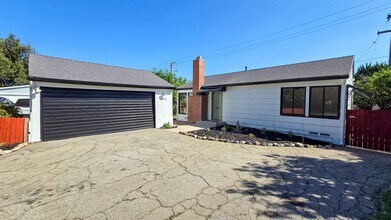 Building Photo - Beautifully Remodeled Detached 2 Bed 1 Bath Home with yard and pet friendly!