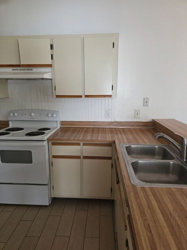 Building Photo - 6031 Scotchwood Glen
