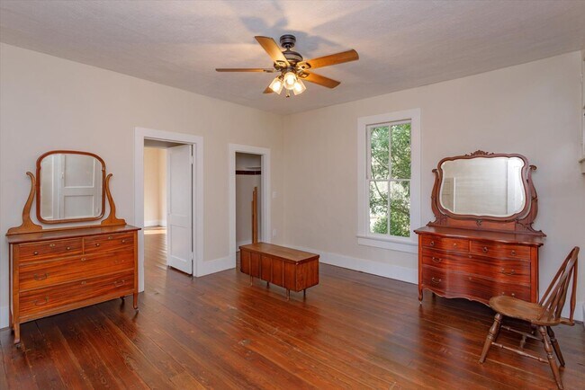 Building Photo - Mid term historic furnished rental