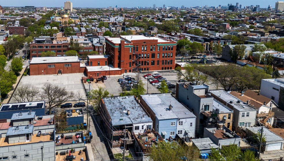 Building Photo - 2242 W Grand Ave