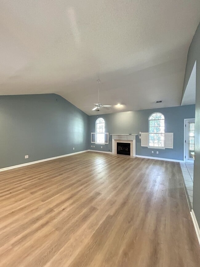 Building Photo - Spacious 3BR/2BA home in the highly desire...