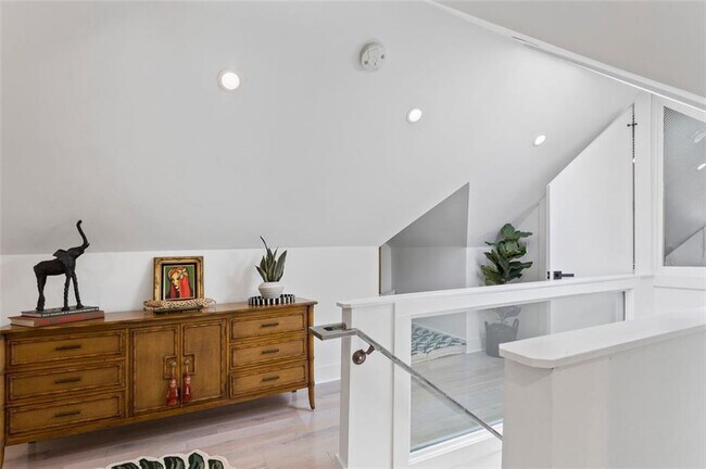 Building Photo - 724 Charles Allen Dr NE