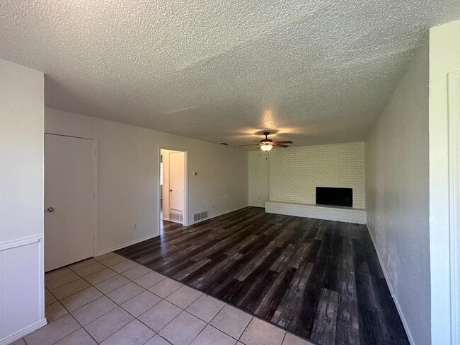 Building Photo - 2818 Golfing Green Dr