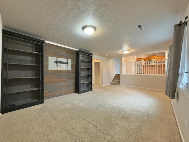 Building Photo - 6211 S Terre Vista St