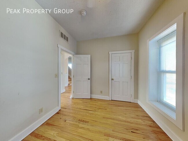 Building Photo - 1394 1/2 Indianola Avenue-