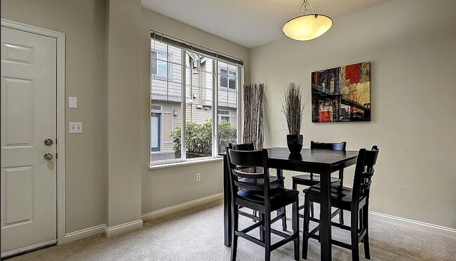 Building Photo - Gorgeous Townhouse in the Heart of Kirkland W/ Community Fitness Center & Hot Tub!