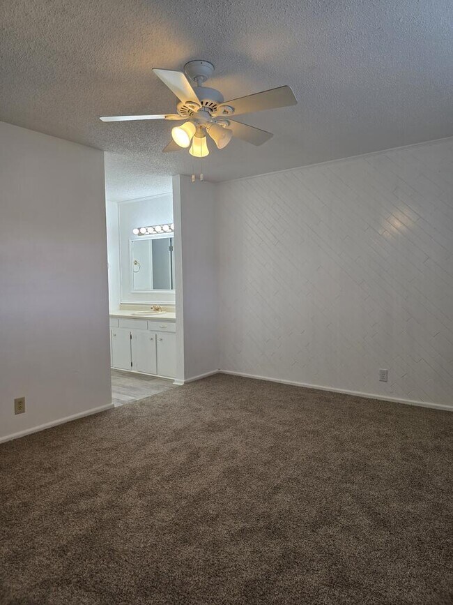 Building Photo - 3220 Tanglewood Ln