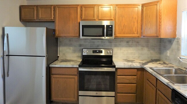 Building Photo - 2 Bed 1 Bath 1 Car Garage in the Village R...