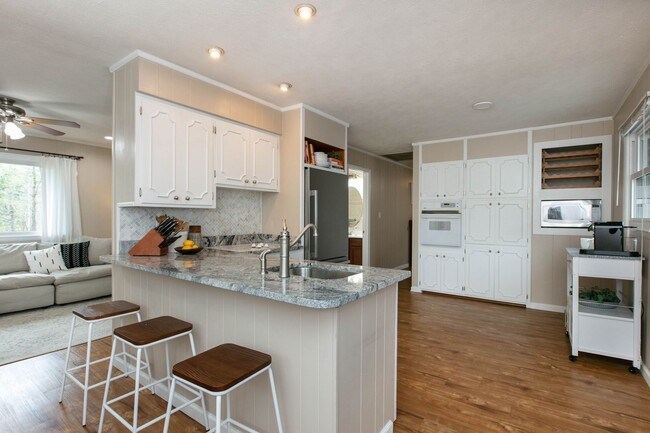 Building Photo - 3BR/2BA Home with Detached Garage – Fletch...