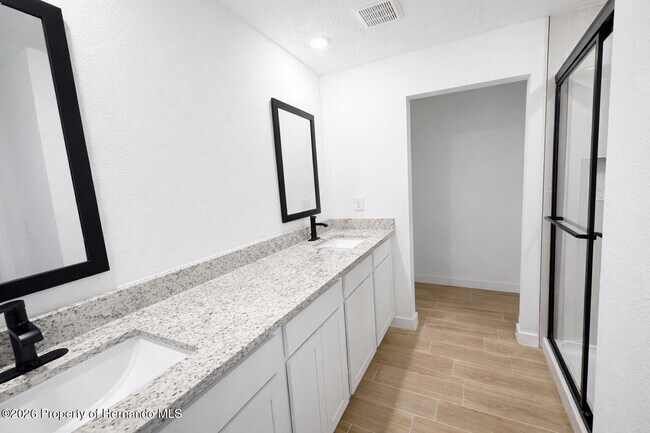 Building Photo - 2464 Fairview Rd