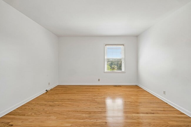 Building Photo - Experience the perfect blend of privacy and open space in this beautifully maintained 3-bedroom, ...