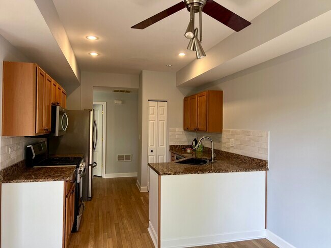 Building Photo - 473 Metropolitan St