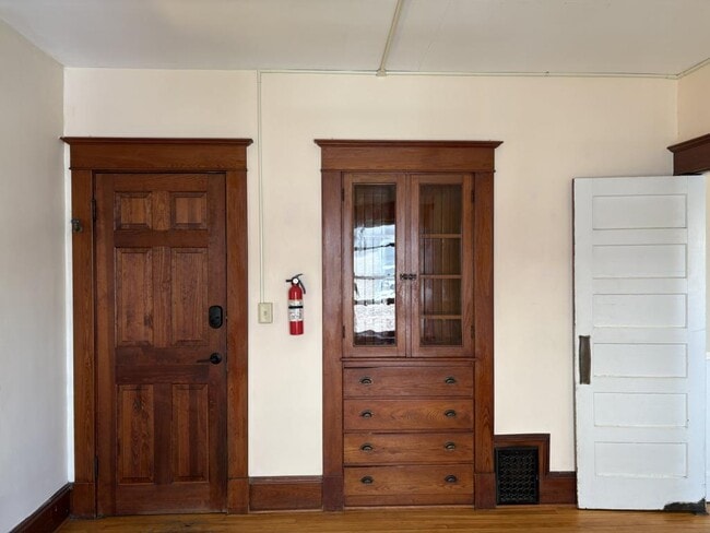 Building Photo - 48 Monroe St