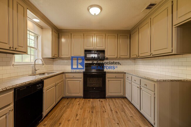 Building Photo - 3 Bed/2 Bath House on a Corner lot in Brandon