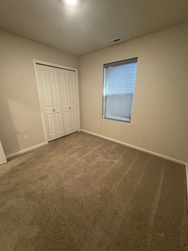 Building Photo - 4 Bedroom, 2.5 bath, newer home in desirable location!!