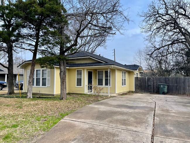 Primary Photo - Cute 3 Bed Home in Bryan Available for Mov...