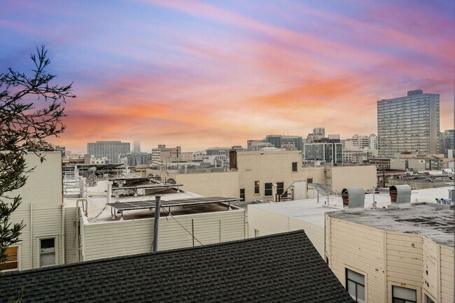 Building Photo - Gorgeous 4BR/2.5BA Nob Hill Home with Shar...