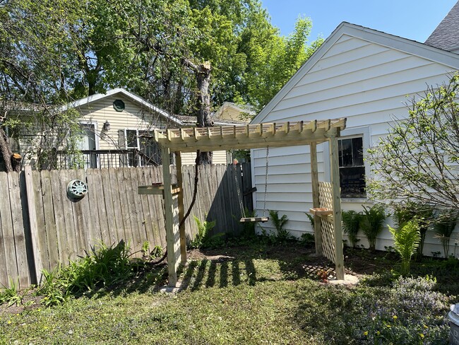 Building Photo - 838 E Washington St