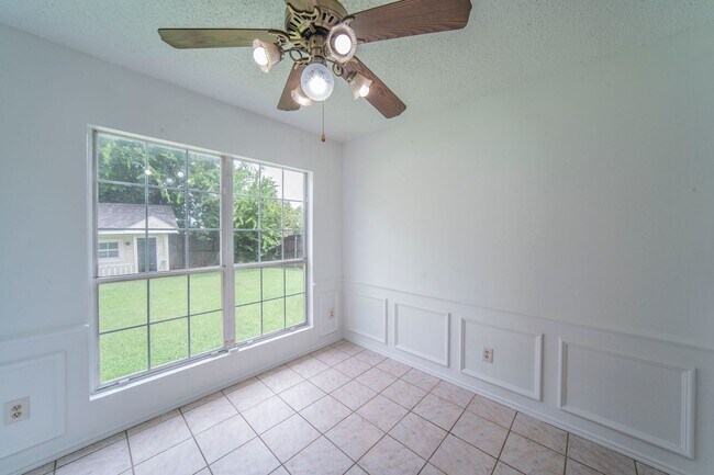 Building Photo - Spacious 4-Bedroom Home Across from the Pa...
