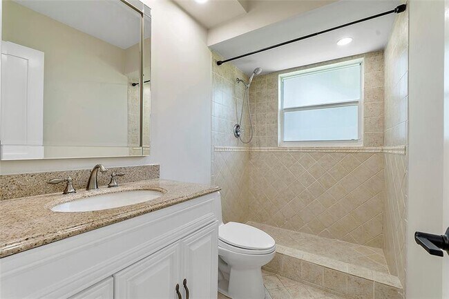 Building Photo - 605 Oaks Dr