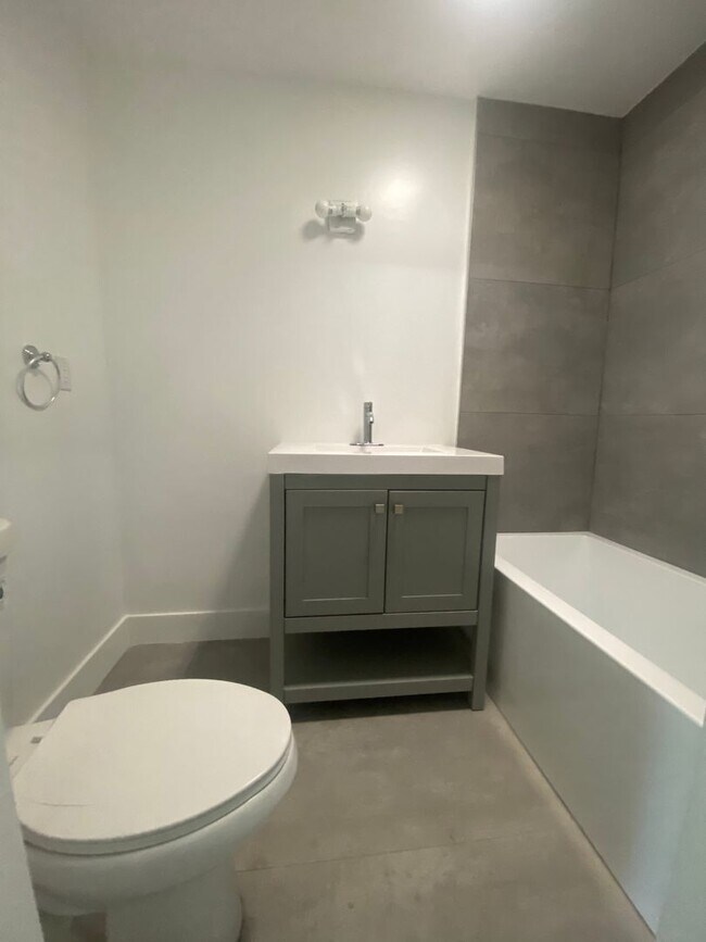 Building Photo - Top Floor 2bed2bath Apartment in Koreatown