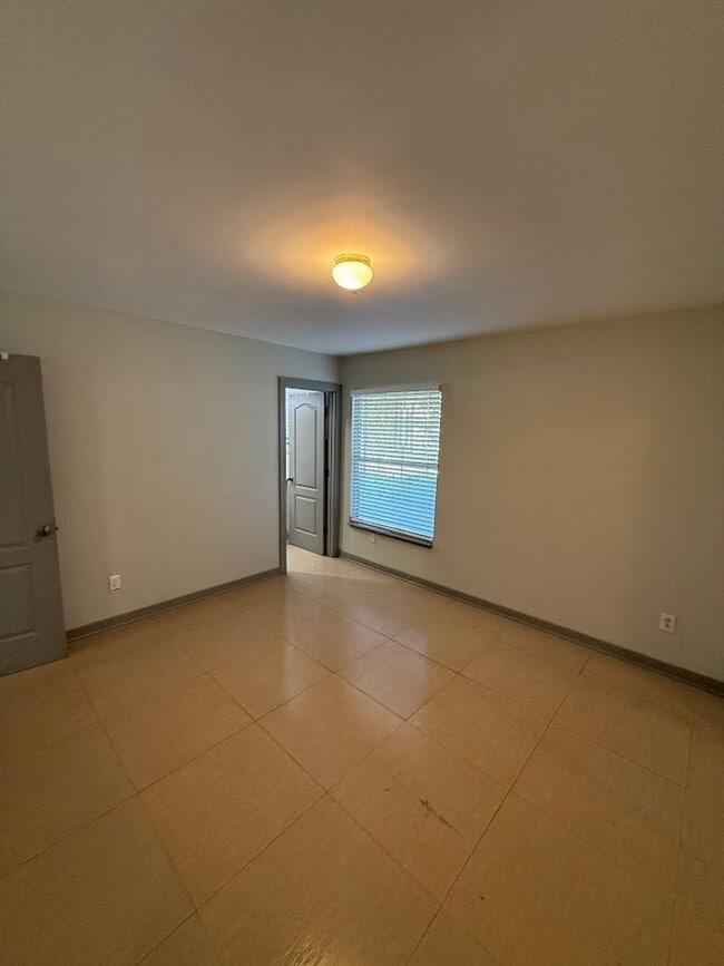 Building Photo - 3 Bedroom 2 Bathroom Granada Hills Home (Main House) Great Location!