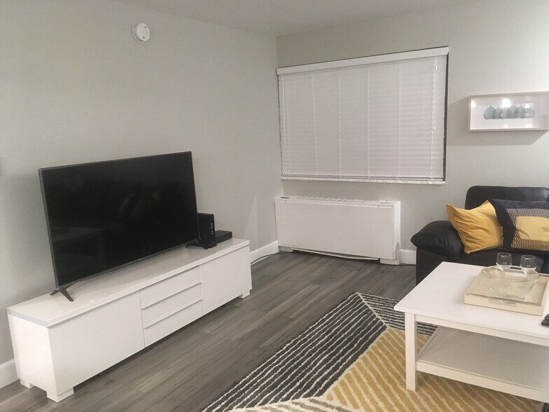 Building Photo - 1260 York St