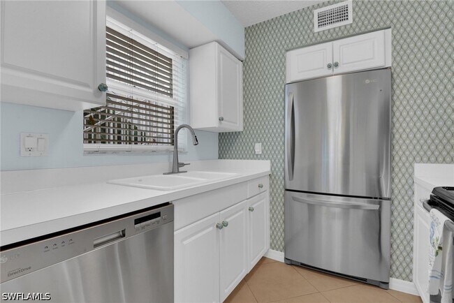 Building Photo - 284 4th St S