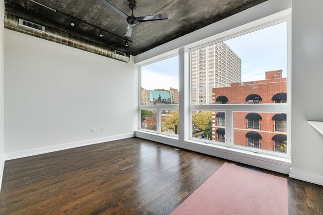 Building Photo - 4720 N Sheridan Rd