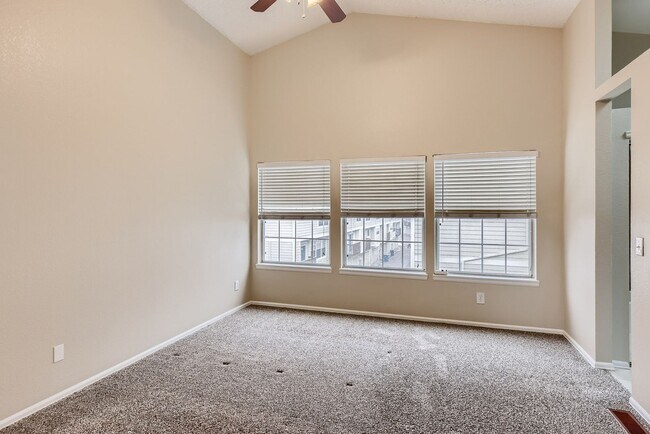 Building Photo - 3 Bedroom 3 Bath in Littleton next to horseshoe park!!