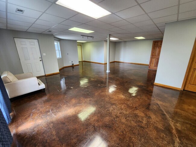 Building Photo - New price! Enjoy country living and seclus...