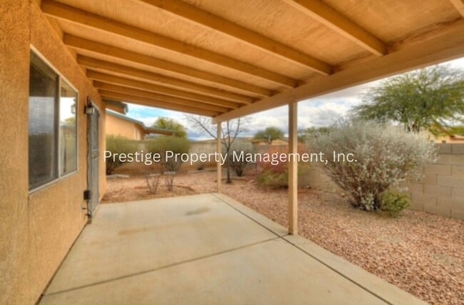 Building Photo - 3/2 Beautiful Rita Ranch Home With Open Design!!!