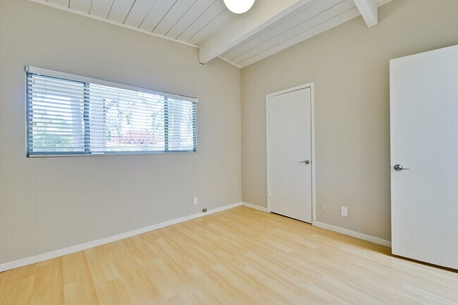 Building Photo - Nice Single Level Eichler Home in the Gree...