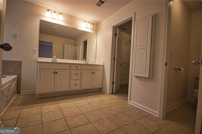 Building Photo - 1531 Park Knoll Trail NE