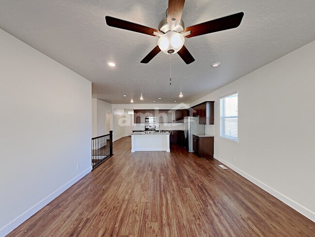 Building Photo - 3055 E N Vlg Dr